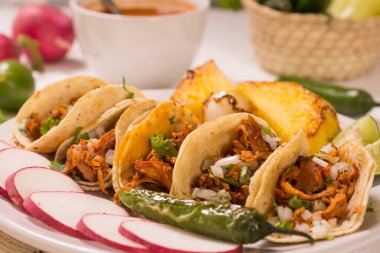 Tacos al pastor gerçek Meksika yemeği.