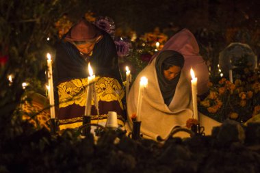 Janitzio, Michoacan. Ölüler gününde mezarlıkta geleneksel bir sahne, insanlar ölü akrabalarını hatırlatır.