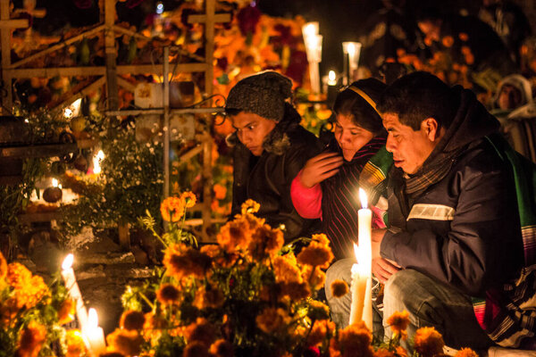Яницио, Мичоакан. Традиционная сцена на мексиканском кладбище в день смерти, люди напоминают своим мертвым родственникам