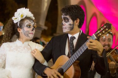 Tlaquepaque, Jalisco, Meksika. 2 Kasım 2016. Ölü bir günde gelin ve damat gibi giyinmiş çift.