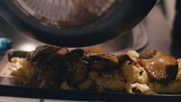 Casa culinária Sizzling couve-flor com molho de cogumelos — Vídeo de Stock