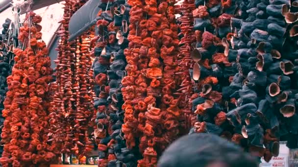 Berenjena y pimientos secos Bazar de especias Bazar egipcio en Estambul — Vídeos de Stock
