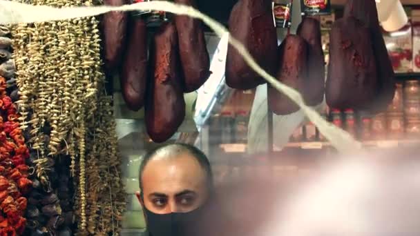 Владелец магазина в Spice Bazaar во время Pandemic Istanbul Slow Motion — стоковое видео