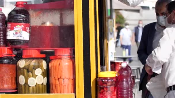 Street Food Pickle Juice Stand Selama Pandemic di Istanbul — Stok Video