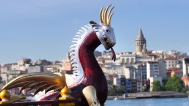 İstanbul 'daki bir balıkçı teknesi ve galata kulesinin ejder kafası