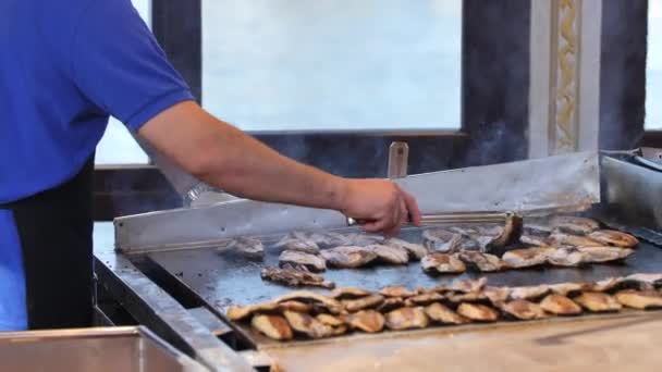 Street Food la grătar Sandwich-uri de luare a barcii în Istanbul — Videoclip de stoc