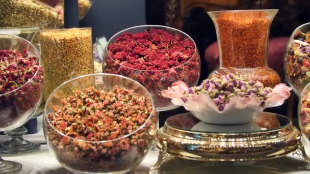 Obchod Okno Různé sušené květinový čaj v Koření bazar Istanbul — Stock video