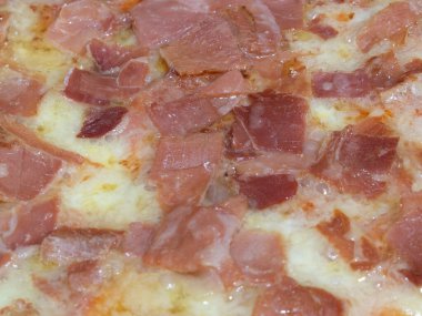 Jambon ve peynirli pizza, yakın plan.