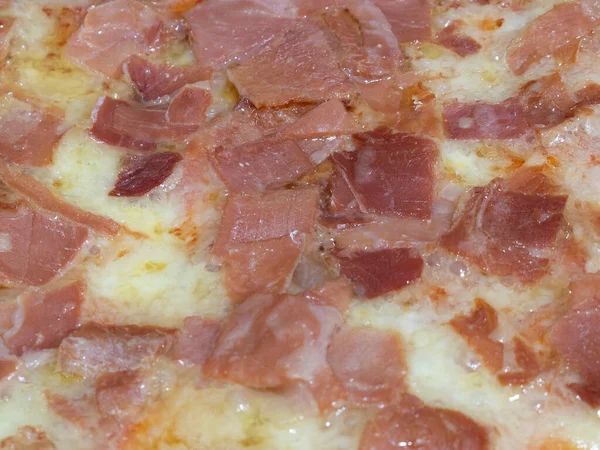 Jambon ve peynirli pizza, yakın plan.