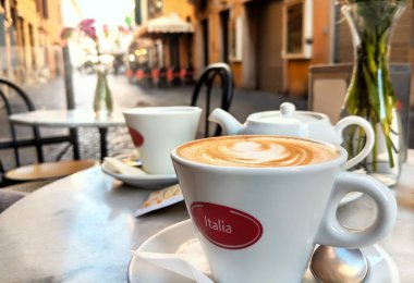 Roma, İtalya 'da geleneksel İtalyan caddesi boyunca Sunrise' da Sabah Kapuçinosu