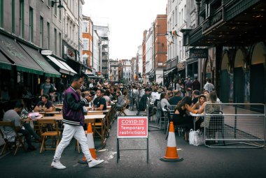 Londra - 22 Ağustos 2020 - Londra 'nın Soho kentindeki Crowded Location' da Red Covid-19 Geçici Kısıtlama İşareti