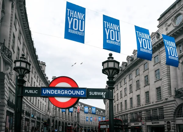 Londýn Srpen 2020 Piccadilly Metro Station Sign Nhs Thank You — Stock fotografie