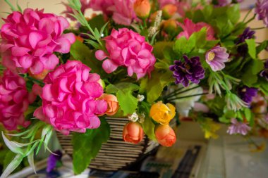 Vazoda renkli bir buket çiçek.