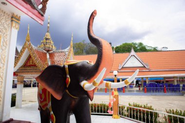 Koyu mavi taştan fil heykeli.