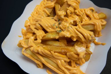 Kızarmış patates, peyniri beyaz bir kutuya koy.