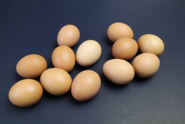 Siyah arkaplanda yumurtalar