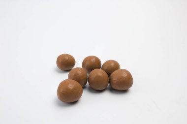 Beyaz arkaplanda küresel çikolata