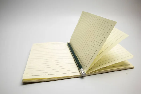 Beyaz Arkaplanda Kitap Kalem Görünümü Kopyalama Alanı — Stok fotoğraf