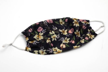 Yüz maskesi, beyaz bir arka planda çiçek deseni.