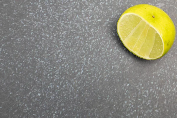 Limetten Auf Dunklem Hintergrund Draufsicht Mit Kopierraum — Stockfoto