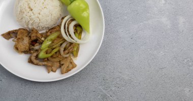 Kızarmış domuz eti, dolmalık biber ve soğan, Tayland yemeği.