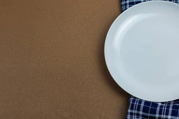 Plato Blanco Para Aperitivos Sobre Fondo Marrón Copiar Espacio — Foto de Stock