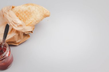 Patty çilek reçelli bir torba içinde. Boşluğu kopyala