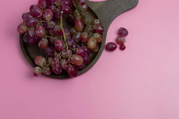 Uvas Vermelhas Fundo Rosa — Fotografia de Stock