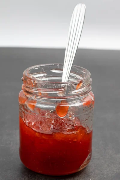 Ein Rotes Erdbeermarmeladenglas Mit Einem Löffel Der Flasche — Stockfoto