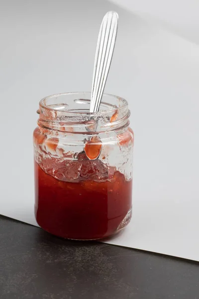 Ein Rotes Erdbeermarmeladenglas Mit Einem Löffel Der Flasche — Stockfoto