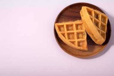 Beyaz arka planda iki waffle. Boşluğu kopyala