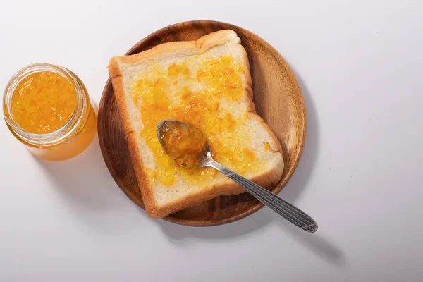 Μαρμελάδα Πορτοκάλι Και Ψωμί Απλώστε Μαρμελάδα Λευκό Φόντο — Φωτογραφία Αρχείου