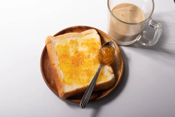 Orangenmarmelade Und Brot Marmelade Auf Weißem Hintergrund Verteilen — Stockfoto
