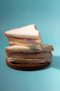 Çilekli reçel ve çilekli sandviç.