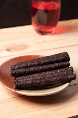 Kırmızı suyu olan çikolatalı gofret..