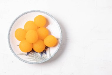 Bir tabakta Thongyod tatlısı. Tayland 'ın en popüler sokak yemekleri.