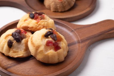 Tahta tabakta meyveli kek.