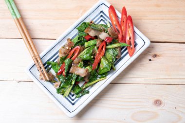 Ahşap bir zeminde kızarmış domuz lahanası.