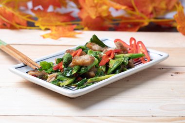 Ahşap bir zeminde kızarmış domuz lahanası.