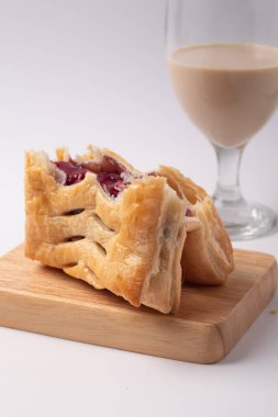 Beyaz arkaplandaki çilek köftesi kopyalama alanı