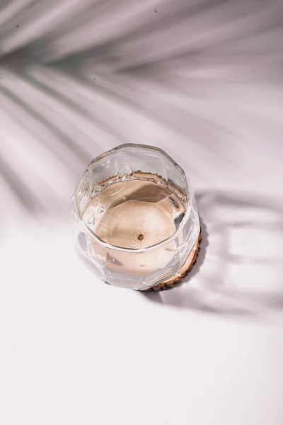 Ein Leeres Glas Hölzernen Schatten Auf Weißem Hintergrund — Stockfoto