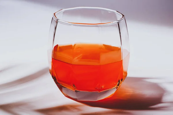 Vaso Jugo Naranja Una Sombra Madera Sobre Fondo Blanco — Foto de Stock