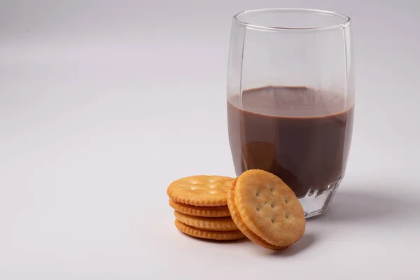 Crackers Dengan Jus Kakao Dalam Gelas Pada Latar Belakang Putih — Stok Foto