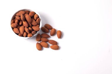 Bardakta badem, beyaz arka plan. Alan kopyala