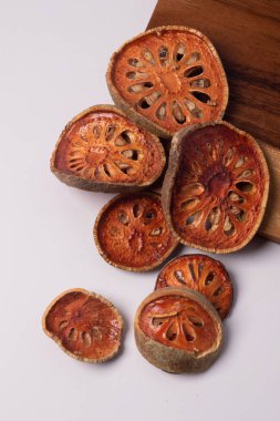 Beyaz arkaplanda kurutulmuş ayva