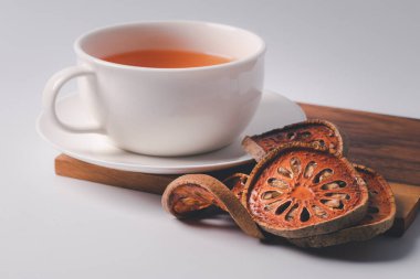 Bael meyve suyu ve beyaz arka planda kurutulmuş bıldırcın.