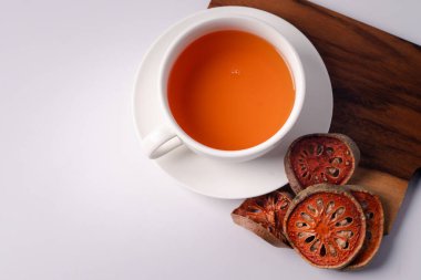 Bael meyve suyu ve beyaz arka planda kurutulmuş bıldırcın.