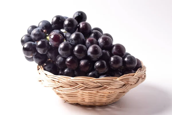 Uvas Pretas Sem Sementes Uma Cesta Vime Fundo Branco — Fotografia de Stock