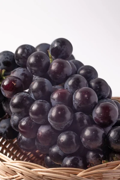 Uvas Negras Sin Semillas Una Cesta Ratán Fondo Blanco — Foto de Stock