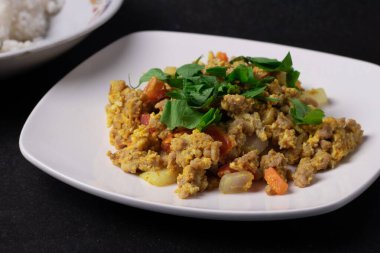 Kızarmış domuz eti tozunu beyaz tabakta karıştır.